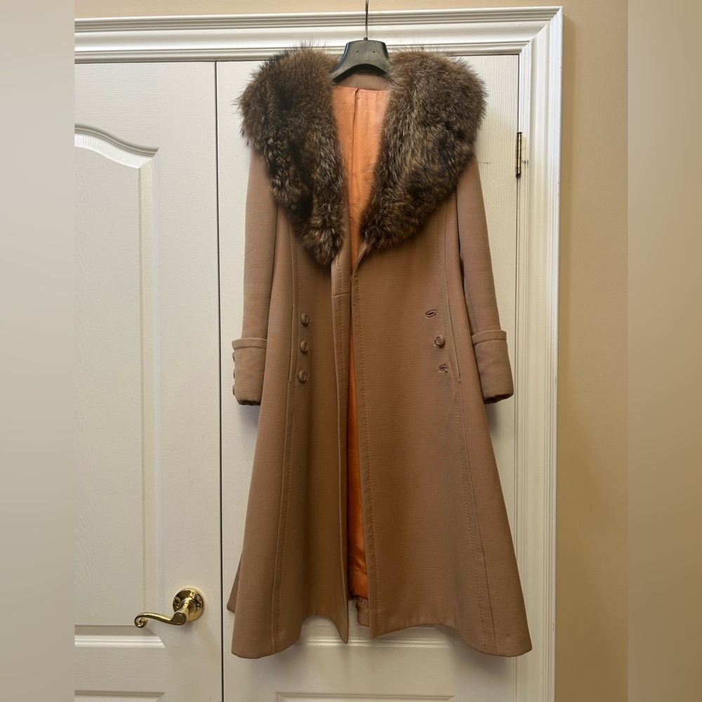 Elegant Vintage Tan Coat with Faux Fur Collar